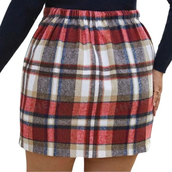 PLUS Plaid Skirt - Picture 2 of 6